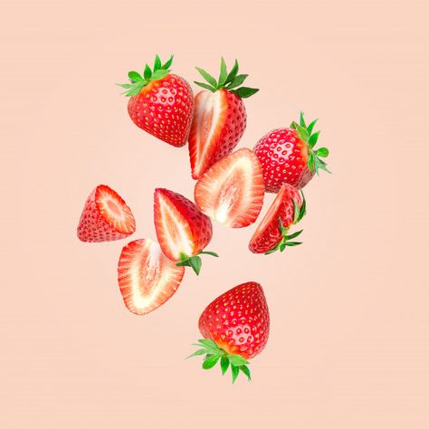 The composition of strawberries. cut strawberries into pieces flying in the air | Premium Photo #Freepik #photo #food #leaf #nature #fruit Strawberry Photo, Juice Ad, Strawberry Png, Ice Cream Poster, Cut Strawberries, Strawberry Juice, Silhouette People, Strawberry Slice, Photo Food