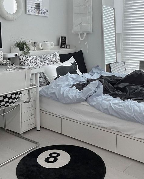 Room Ideas For Small Rooms Minimalist, Black And Blue Room, Acubi Bedroom, Bed Ideas Aesthetic, Acubi Room, Black And White Bedding, The Bed, Black And White Room, Black White Rooms