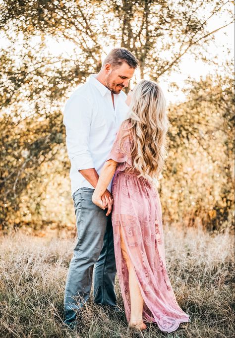 Wife And Husband Photoshoot, Husband Wife Fall Photos, Husband Wife Photoshoot, Husband Wife Picture Poses, Husband And Wife Poses Family Portraits, Husband And Wife Photoshoot Romantic, Husband And Wife Photo Poses, Fall Husband And Wife Photoshoot, Husband Wife Pictures