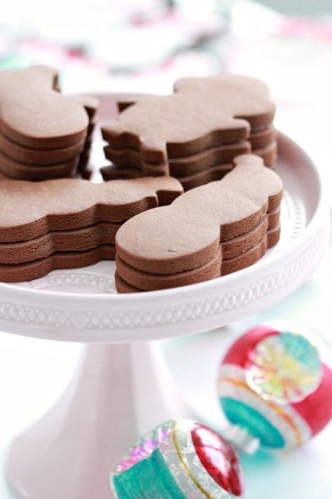 Chocolate Gingerbread Cookies, Cookie Shapes, Chocolate Gingerbread, Gingerbread Cookies Decorated, Cut Out Cookie Recipe, Getting Ready For Christmas, Holiday Sweets, Snowman Cookies, Frozen Cookies