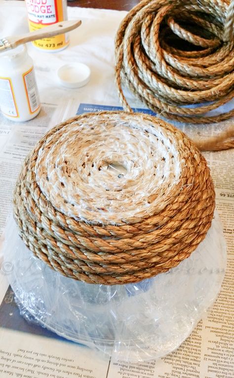 Make Rope Basket, Diy Seagrass Basket, Making A Basket Out Of Rope, Diy Rope Basket No Sew Fabric Bowls, Twine Crafts Diy, Jute Twine Crafts, Diy Basket Weaving, Sisal Basket, Raffia Coiled Basket