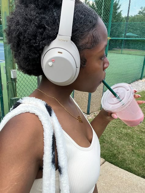 Sony White Headphones Aesthetic, Sony Xm4 Black Aesthetic, Pink Sony Headphones, Sony Xm4 Headphones Aesthetic, Sony Headphones Wh1000xm4 Aesthetic, Pink Beats Headphones Aesthetic, Beats Headphones Decoration, White Headphones Aesthetic, Over Ear Headphones Aesthetic