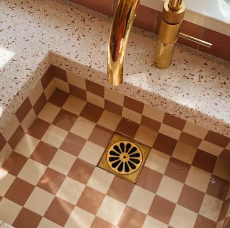 CHECK MATE The timeless beauty that is checker 🟥⬜️🟥⬜️ Which one do you like? The Dutch checkerboard tile sinks were a huge trend in Holland and Belgium back in the late 50s and still today I am seeing them in Europe. I’m keen to get one made up ❤️ Byron Bay House, Checkerboard Tile, Check Mate, Tiny House Inspiration, Brick Flooring, Art Deco Home, Eclectic Home, Pretty House, Retro Kitchen