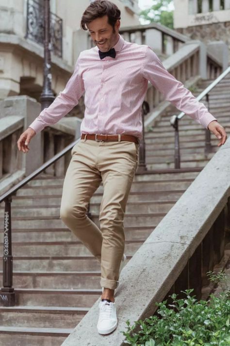 Pink And Beige Outfit Men, Tan Suit Pink Shirt, Pink Formal Outfit Men, Outfit Pantalon Beige Hombre, Pink Polo Shirt Outfit Men, Outfit Camisa Rosa, Celana Khaki, Khaki Outfit Men, Khaki Pants Outfit Men