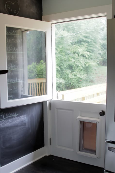 Dutch door w/dog entrance. I love the clear glass window pane. Dutch Door Exterior, Diy Dutch Door, Dutch Doors Exterior, Pet Screen Door, Doggie Door, Dog Doors, Dutch Doors, Half Doors, Hollow Core Doors