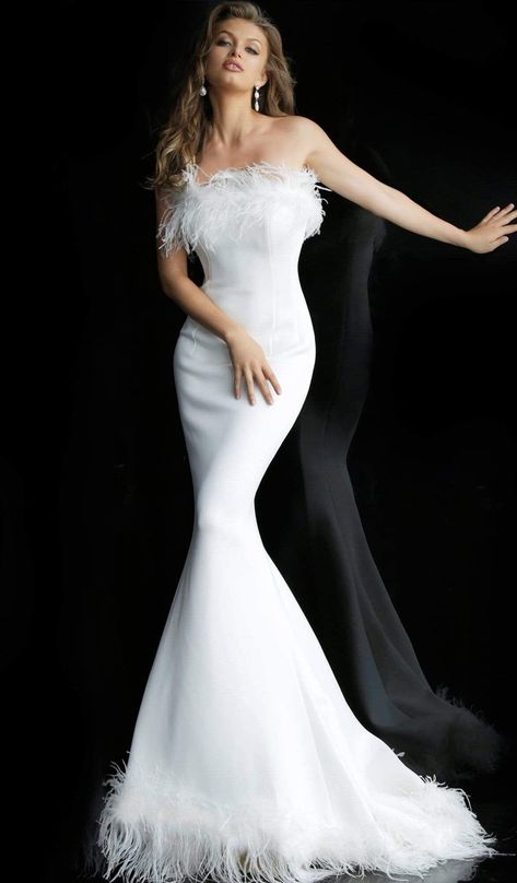 4d6e4749289c4ec58c0063a90deb3964desc48079510ri Black Feather Dress, Wedding Dress With Feathers, Dress With Feathers, Feather Gown, White Evening Gowns, White Prom Dress, Stunning Wedding Dresses, Mermaid Skirt, Wedding Dress Trends