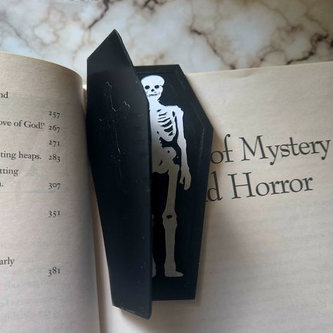 Trick or treat? This spooky bookmark is definitely a treat! Ideal for your Halloween loving bookworm and horror genera lover. Product my vary from images  Product dimensions closed  59mm x 113.5mm x ~5mm Creepy Bookmarks, Spooky Bookmarks, Charm Bookmark, Origami Bookmark, Halloween Paper Crafts, Etsy Personalized Gifts, Halloween Paper, Book Accessories, Book Gifts