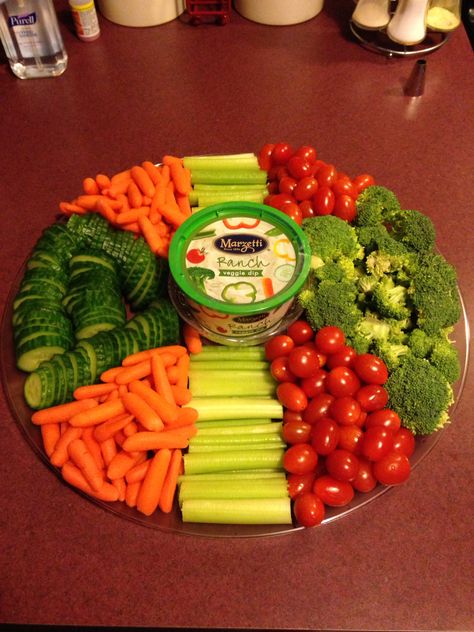 Wedding Veggie Tray, Veggie Tray Ideas Parties, Diy Veggie Tray, Veggie Tray For Party, Veggie Trays Ideas Vegetable Platters, Veggie Platter Ideas Trays Presentation, Veggie Tray Display, Party Veggie Tray, Easter Vegetables Tray