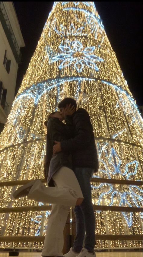 Pictures In Front Of Christmas Tree Couples, Couple Poses Christmas Lights, Christmas Lights With Boyfriend, Christmas Poses For Couples, Holiday Couple Pictures, Christmas Vacation Costumes, Winter Couple Pictures, Christmas Couple Photos, Christmas Couple Pictures