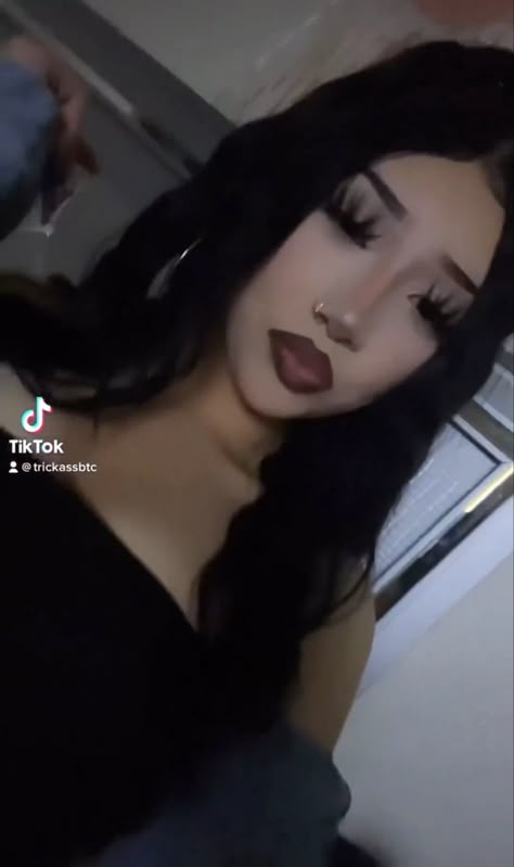 Hispanic Girl Makeup, Murdaricky Pfp, Goth Baddie Makeup, Latina Alt Makeup, Copy And Paste Latina Eyelashes, Goth Chicana Makeup, Latina Hair Styles, Latina Aesthetic Hair, Chicana Makeup