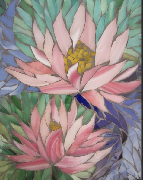 Realistic Flower Drawing, Mosaic Tiles Crafts, Flower Mosaic, Mosaic Art Diy, Mosaic Garden Art, Fused Glass Artwork, Mosaic Murals, Mosaic Art Projects, Mosaic Tile Art