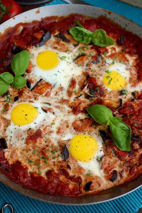 Foolproof Shakshuka Recipe: Eggs poached in spicy tomato-based veggie stew, baked to perfection, garnished with fresh herbs and served with crusty bread. Flavorsome, nourishing and healthy one-pot breakfast or dinner meal you will make over and over again! Veggie Stew, Shakshuka Recipe, Béchamel Sauce, Shakshuka Recipes, Vegetarian Main Course, Baked Pears, Vegetarian Comfort Food, Easy Vegetarian Dinner, Baked Asparagus