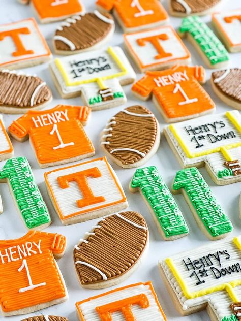 Buttercream Frosting Cookies, Buttercream Cookies, Football Cookies, Cookie Cake Birthday, Cream Cookies, Baking Fun, Sugar Cookie Designs, Cookies Decorated, Decorated Cakes