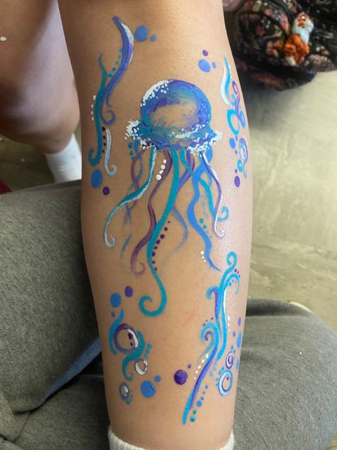 leg paint jelly fish Painting On Body Art, Paint On Body Aesthetic, Ocean Body Painting, Painting On Skin Aesthetic, Painting On Your Leg, Jelly Fish Face Painting, Arm Paint Ideas Body Art, Leg Art Ideas, Summer Body Painting