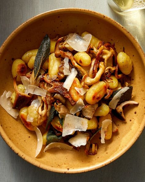 Buttered Mushrooms, Skillet Gnocchi, Butter Gnocchi, Probiotic Recipes, Crispy Gnocchi, Pan Fried Gnocchi, Vegetarian Entree, Sage Brown Butter, Mushroom Dishes