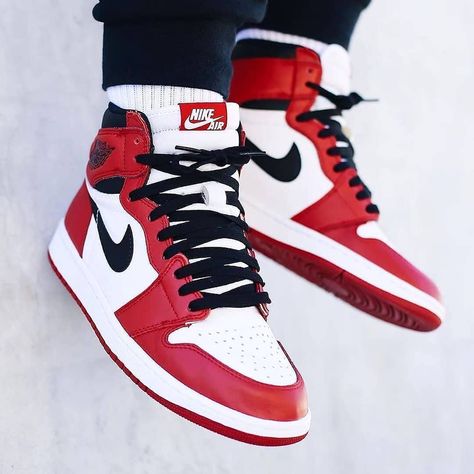 Jordan 1 Sneakers, Nike Shoes Women Fashion, Cheap Jordan Shoes, Nike Shoes Girls, Cute Nike Outfits, Jordan Shoes Retro, All Nike Shoes, Nike Shoes Jordans, Nike Air Shoes