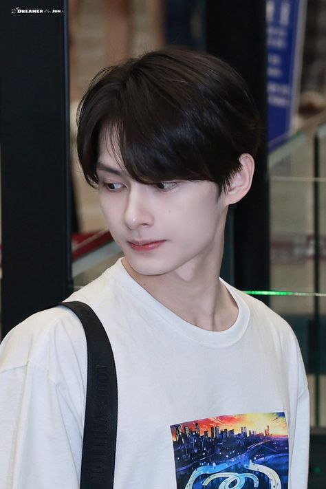 Jun Airport Seventeen, Jun Boyfriend Material Seventeen, Jun Seventeen Boyfriend Material, Kpop References, Jun Svt, Moon Junhui, Seventeen Junhui, Wen Junhui, Seventeen Jun