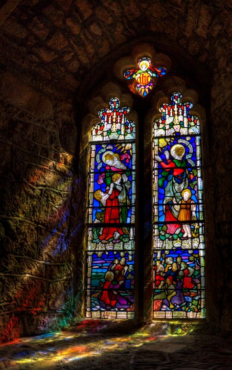 Window at St. Michael's Mount; Cornwall, England Stained Glass Windows Church, St Michael's Mount, Stained Glass Church, زجاج ملون, Church Windows, Cornwall England, Art Stained, Stained Glass Mosaic, Leaded Glass