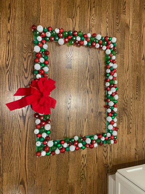 Christmas Diy Photo Booth, Photobooth Ideas For Christmas, Christmas Party Pictures, Picture Frames For Parties, Christmas Stage Decorations, Christmas Frames Diy, Diy Christmas Fireplace, Diy Christmas Photo, Diy Christmas Party