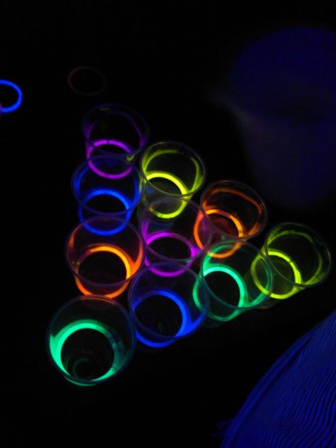 put glow stick in beer pong cups and play with black lights! sooo fun Beer Pong Cups, Neon Lights Party, Glow Games, Glow Crafts, Beer Bong, Glow Jars, Diy Glow, Black Lights, Glow Stick