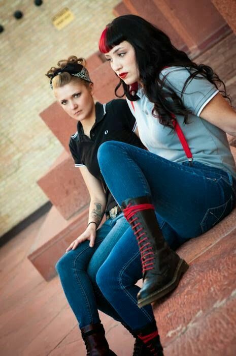 Boots and braces Psychobilly Bettie Bangs, Skinhead Fashion, Skinhead Girl, Rude Girl, Rockabilly Pin Up, Head Wear, Punk Girl, Style Rock, Rock Punk