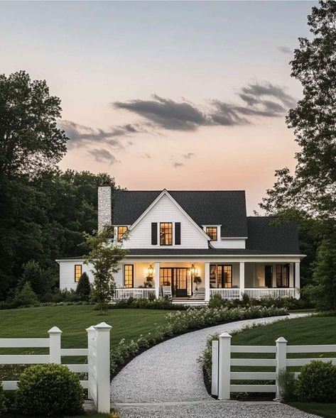 White House In The Mountains, Houses In Virginia, Cute Farm Homes, Big Country Homes, Dream Farmhouse Exterior, Modern White Farmhouse Exterior, Aesthetic Homestead, Cute Country House, American Cottage House