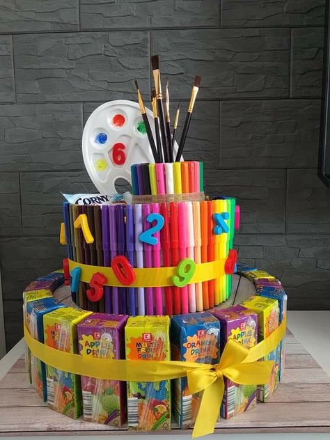 School Supply Cake Diy, How To Make A School Supply Cake, Diy Drink Gifts, School Supply Cake, Diy 21st Birthday Gifts, Craft Gift Basket, Return Gifts For Kids, School Supplies Cake, Candy Bouquet Diy