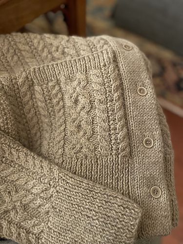 Clear Creek Cardigan pattern by Sarah Solomon – A free crochet pattern from Into the Wool Free Aran Knitting Patterns, Cable Cardigan Knitting Patterns, Cabled Cardigan, Cable Knit Sweater Pattern, Free Knitting Patterns For Women, Cardigan Sweater Pattern, Front Pieces, Aran Knitting Patterns, Hand Knits