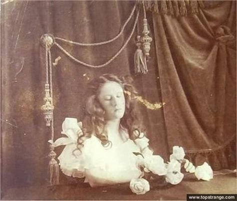 Memento Mori: Vintage Photo Meme Victorian Post Mortem, Postmortem Photography, Postmortem Photos, Memento Mori Photos, Louis Daguerre, I See Dead People, Post Mortem Pictures, Victorian Photos, Momento Mori