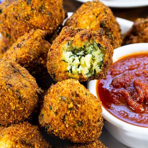 Spinach Cheese Balls have a creamy cheese filling with Italian seasoning. They fry up ultra crispy and taste great dipped in pizza sauce. Spinach Cheese Bites, Spinach Cheese Balls, Cheese Balls Recipe, Veggie Dinners, Spinach Balls, Fried Spinach, Baking Lessons, Cream Cheese Ball, Yummy Pasta