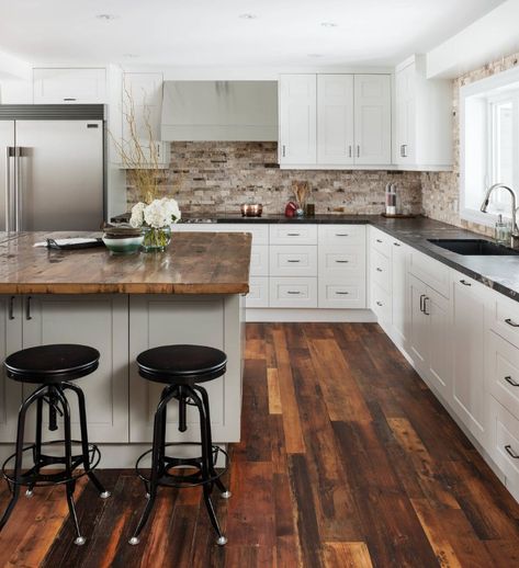 Kitchen hardwood floor Large Kitchen Layouts, Large Kitchen Design, Small Open Kitchens, Modern Black Kitchen, Countertop Backsplash, Black Countertops, Kitchen Remodel Design, Kitchen Design Open, Transitional Kitchen