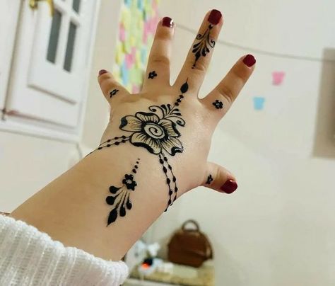 Child Mehndi Design, Kids Mehndi Designs, Baby Mehndi Design, Eid Pics, Tattoo Design For Hand, Henna Tattoo Designs Hand, Basic Mehndi, Simple Henna Tattoo, Latest Henna Designs