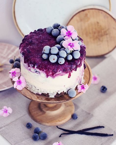 Blackcurrant bourbon Icecream Cake...recipe is now on the Blog 🍇 [werbung] #newblogpost #linkinbio #foodporn #foodoovers #foodblogger