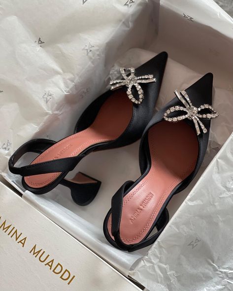 Ootd Women, Shoes Heels Classy, Fashion Shoes Heels, Bow Pumps, Amina Muaddi, Heels Classy, Fancy Shoes, Girly Shoes, Elegant Shoes