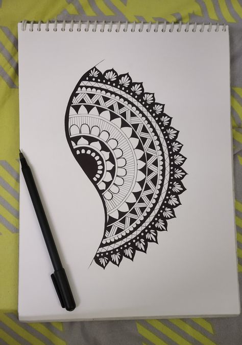 Big Flower Drawing Simple, Simple Easy Mandala Art For Beginners, Mandala Sketch Simple Easy, Vignette Drawing Simple, Beginner Mandala Drawing, Vignette Drawing Easy, Aesthetic Paper Design, Mandela Art Easy For Beginners, How To Decorate First Page Of Project