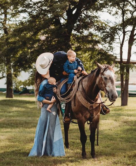 @thecowgirldiaries and her guys.... how adorable are they?? They're most definitely one of the sweetest families to follow. And her feed will definitely reel you in. #thecowgirldiairies #savannah7s #westernlifestylephotography #fallstyle #ranchfamily Cowboy Family Pictures, Country Family Photos, Western Family Photos, Country Couple Pictures, Country Relationship Goals, Country Relationships, Cute Country Couples, Pictures With Horses, Cowgirl Magazine