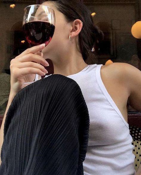 Camila Morrone, Monica Geller, A Glass Of Wine, Foto Ideas Instagram, Beach Reading, Glass Of Wine, Instagrammer, Look Fashion, Red Wine