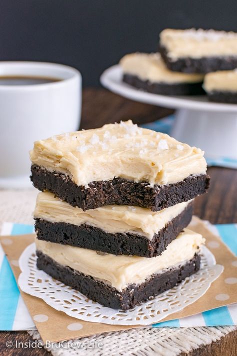 Salted Caramel Chocolate Sugar Cookie Bars - soft homemade chocolate cookies topped with a creamy caramel frosting! Easy recipe to make for dessert. Chocolate Sugar Cookies, Creamy Caramel, Sugar Cookie Bars, Caramel Frosting, Dessert Bar Recipe, Cookie Brownie Bars, Salted Caramel Chocolate, No Bake Bars, Caramel Chocolate