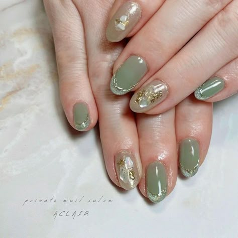 Pista Green Nail Art, Nail Art Simple Green, Nail Hijau, Nail Art Hijau, Nail Art Ombre Glitter, Engagement Nail Art, Graduation Nail Art, Winter Nails Gel, Engagement Nails