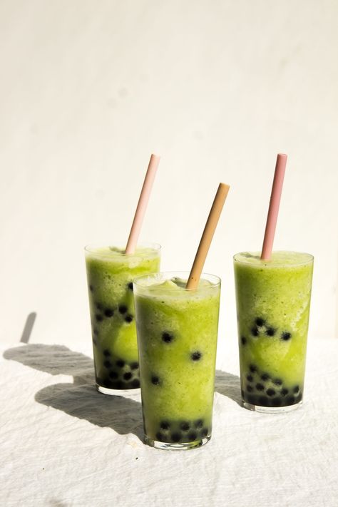 Honeydew Boba Smoothies This recipe for a honeydew boba smoothie is dairy-free, healthy and so refreshing for the summertime. The frozen honeydew blends into a smooth, creamy texture, and using cucumber, mint and coconut water, this honeydew smoothie is so cooling for scorching hot days. And, if you are a fan of bubble tea, this recipe for homemade bubble tea shows you how to cook tapioca pearls and add them into any drink. Hope you love this honeydew boba smoothie! Boba Smoothie Recipe, Honeydew Boba, Fancy Beverages, Honeydew Melon Smoothie, Quinoa Smoothie, Honeydew Smoothie, Kiwi Smoothie Recipes, Boba Smoothie, Melon Smoothie