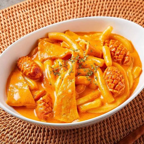 Rose Teokkboki, Rose Toppoki, Dukbokki Recipe, Tteokbokki Recipe Easy, Rose Tteokbokki, Korean Rice Cakes, Dr Food, Noodle Food, Tteokbokki Recipe