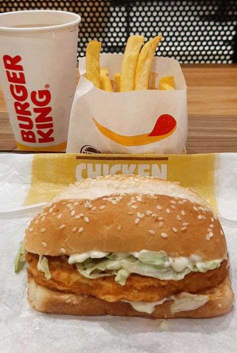 Chicken sandwich with fries and drink Chicken Sandwich And Fries, Burger King Chicken Sandwich, Sandwich With Fries, College Food, Breakfast Smoothie Recipes, Random Aesthetics, College Meals, Gluten Free Recipes For Dinner, Food Therapy