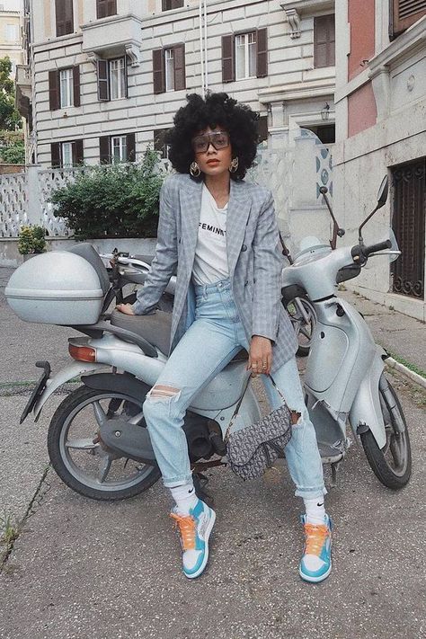 Jeans And Sneakers Outfit, Trendy Swimwear, Looks Street Style, Black Women Fashion, Latest Fashion For Women, Jean Outfits, Look Fashion, Denim Women, Fashion Inspo Outfits