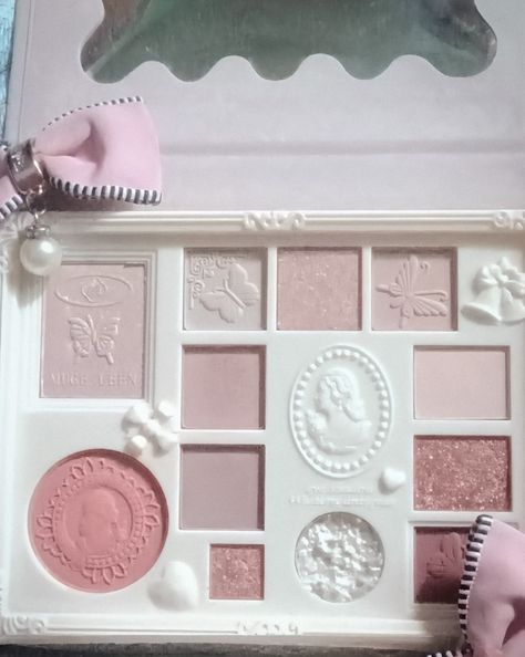 Coquette Makeup Pallete, Pink Eyeshadow Pallets, Muge Leen Eyeshadow, Cute Eyeshadow Pallets, Coquette Pallete, Eyeshadow Pallets Aesthetic, Coquette Eyeshadow, Pink Wonyoungism, Gaga Makeup