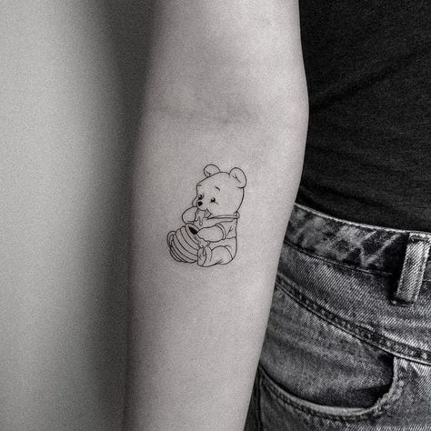 Fine Line Pooh Bear Tattoo, Flash Tattoo Disney, Disney Tattoo Designs, Pooh Bear Tattoo, Winnie The Pooh Tattoo, Pooh Tattoo, Zwilling Tattoo, Winnie The Pooh Tattoos, Sick Tattoos