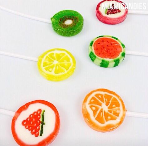 Fruity lollipops! Great for summer events! Wafer Biscuits, Fruit Candy, Color Candy, Candy Station, Sleeves Designs For Dresses, Colorful Candy, Summer Events, Peach Rings, Gummy Candy