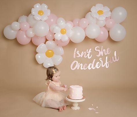 NA Daisy Birthday Photoshoot, Daisy Cake Smash, Daisy Birthday Decorations, 1st Birthday Cake Smash Photoshoot, Cake Smash Girl, Jersey Cake, Girl Cake Smash, Cake Smash Inspiration, Smash Cake Girl