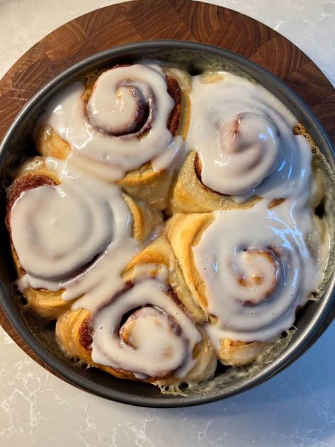 Best Way To Make Pillsbury Cinnamon Rolls, Cinnabon Cinnamon Rolls From Can, Pillsbury Cinnabon Cinnamon Rolls, Cinnamon Roll Tube Recipes, Pillsbury Cinnamon Rolls Hack, Tube Cinnamon Rolls With Heavy Cream, Cinnamon Rolls With Grands Biscuits, Cinnamon Rolls Homemade Easy Pillsbury, Cinnabon Cinnamon Rolls Hacks