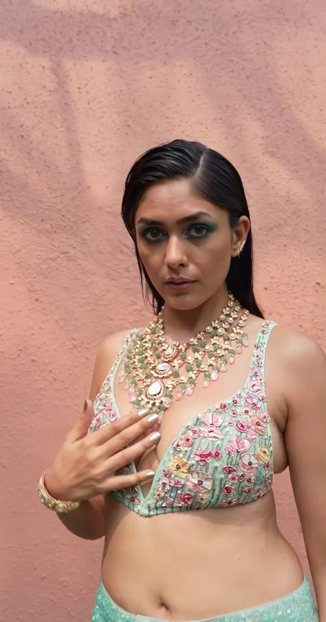 Mrinal Thakur Hot Pics, Disha Patni Hd Wallpaper Bold, Mrunal Thakur Navel, Mrunal Thakur Hot Pics, Seventeen Collection, Mrunal Thakur, Indian Actress Hot Pics, Hot Pics, Bollywood Celebrities