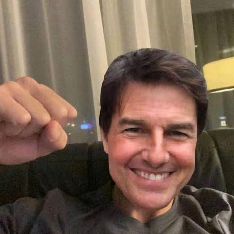 Am so happy Tom Cruise Selfie, Tom Cruise Smile, Tom Cruise Hot, Jesus Smiling, Scott Adkins, Sir Tom Jones, Happy Star, Give Me Jesus, Chris Young